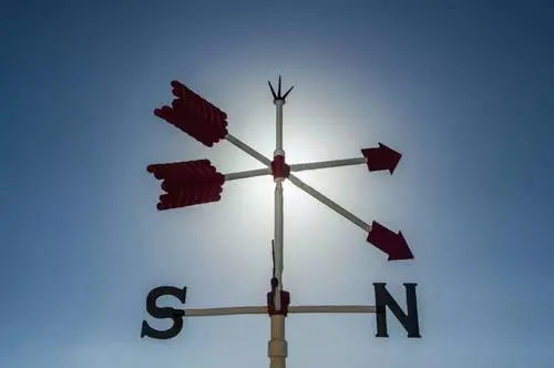 國務(wù)院關(guān)于進一步壓減工業(yè)產(chǎn)品生產(chǎn)許可證 管理目錄和簡化審批程序的決定